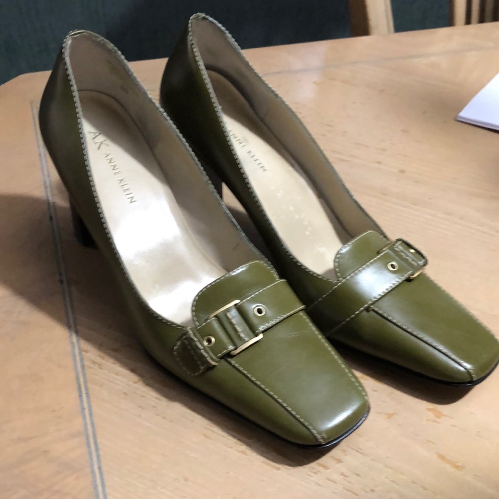 Anne Klein green  avacado high heels 3 inch size 8M